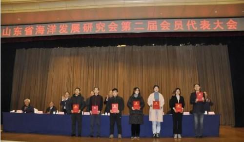 戴鹏经理代表东润仪表上台领奖